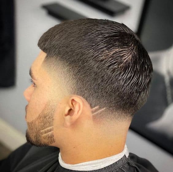 Κλασικό κούρεμα με καθαρό σχήμα και ισορροπία.